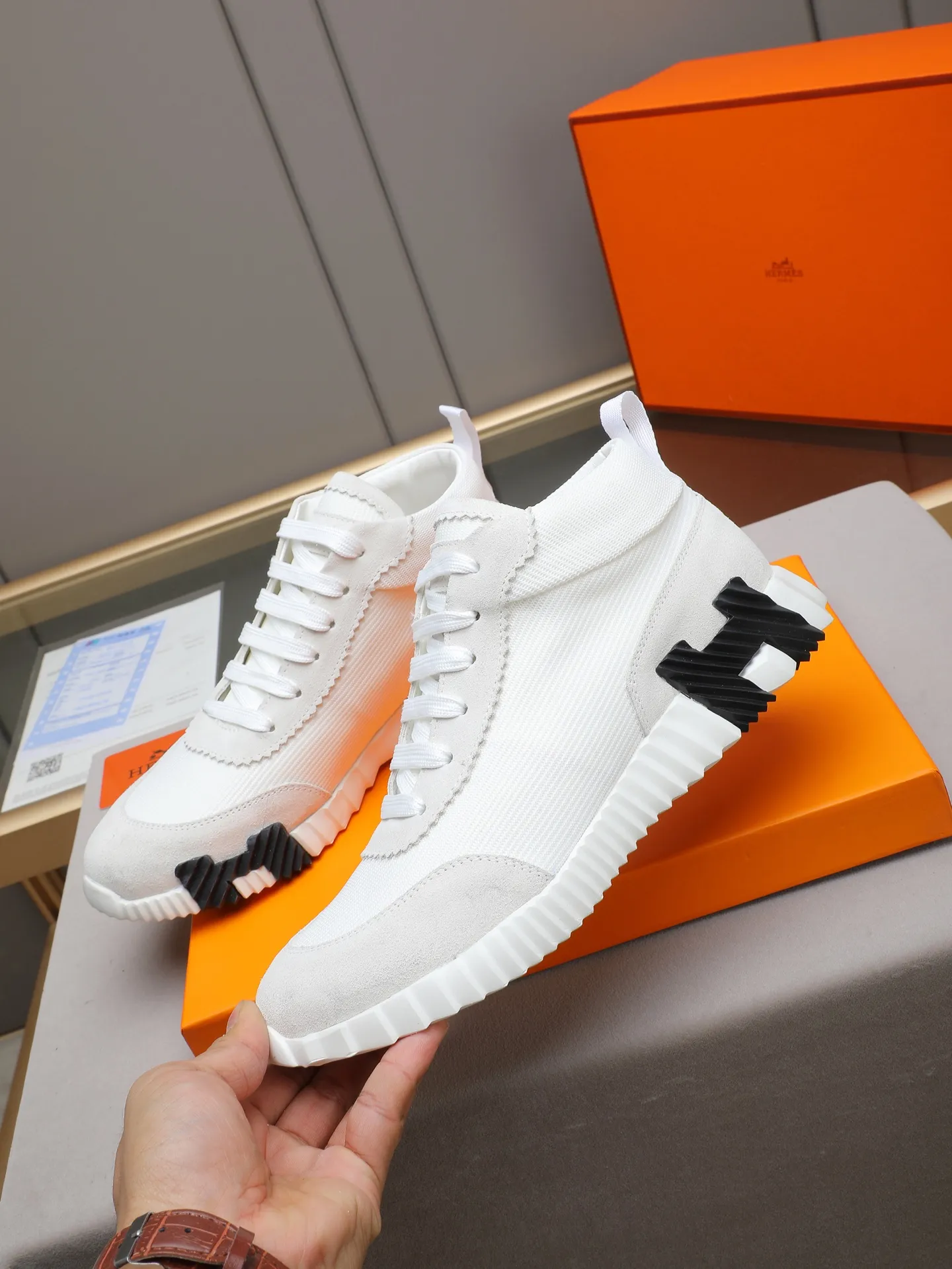 PPP460 (Hermes high-top men's shoes)🆕Men's sports shoes, decorated with textured calfskin details. Spliced ​​with original cowhide, this shoe draws inspiration from the equestrian world, integrating technical details and practical functions. Breathable sheep lining, original combination outsole, high-end quality, and every detail is perfectly combined! Size: 38-44 (45 can be customized)